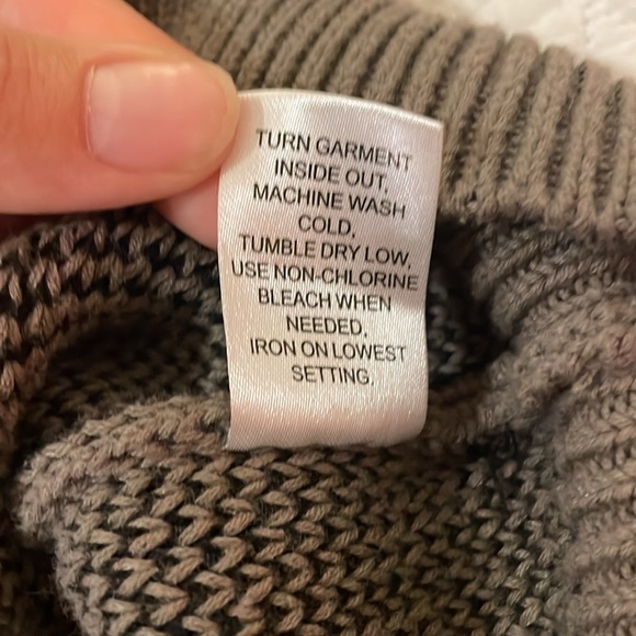 Essentials Fear of God Graphic Print Crew Neck Sweater
Size: XS - Picture 8 of 8